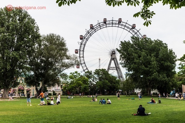 Onde ficar em Viena: O Prater com sua icônica roda gigante coroando o parque.