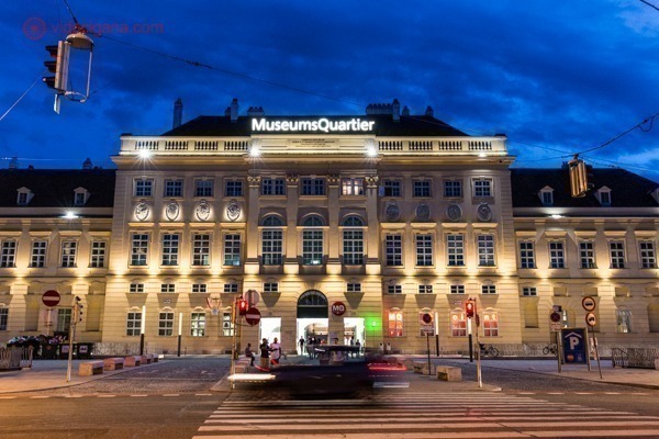 Onde ficar em Viena: O MuseumQuartier de noite