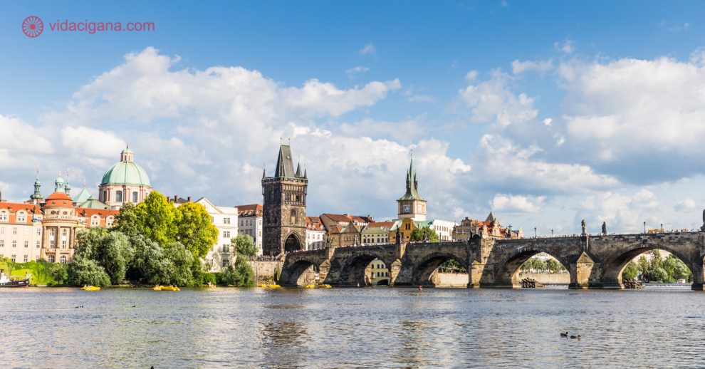 Roteiro em Praga: A Ponte Carlos vista da margem do Rio Moldava