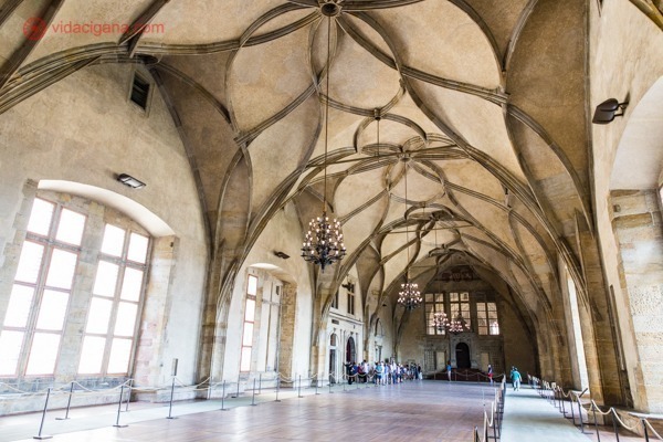 Roteiro em Praga: O interior do Castelo de Praga, com seus enormes salões