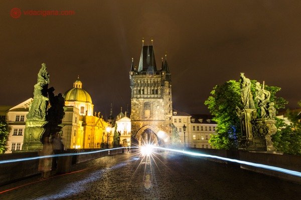 Roteiro em Praga: A Ponte Carlos de noite