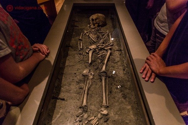O que fazer em Estocolmo: O museu de história sueca, com uma ala vikings incrível. Na foto, um esqueleto de uma menina, com várias pessoas ao redor analisando