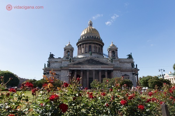 Onde ficar em São Petersburgo: A Catedral de Santo Isaac, em São Petersburgo, enorme, com 3 cúpulas douradas, duas pequenas dos lados e uma enorme central. Na frente da igreja está um lindo jardim cheio de rosas vermelhas