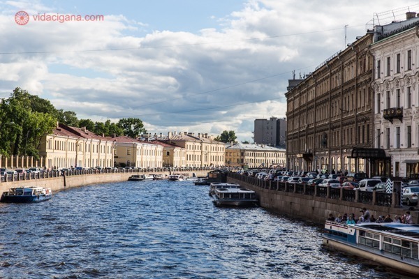 Onde ficar em São Petersburgo: Um dos canais do rio Neva, com suas ruas ao lado com prédios baixos.
