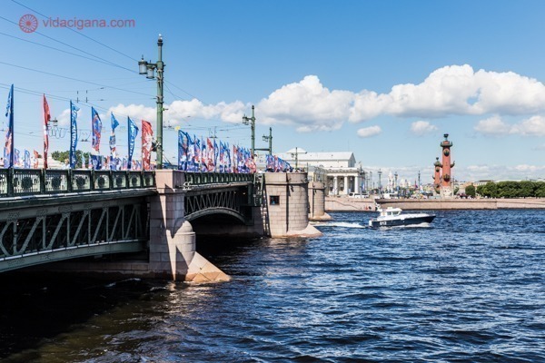 O que fazer em São Petersburgo: A Ponte do Palácio, cheia de bandeiras da Copa do Mundo 2018.
