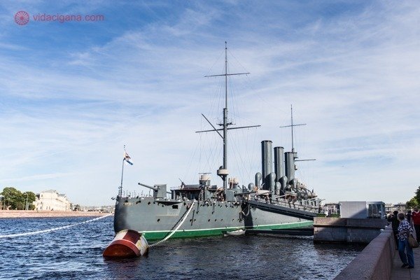 O que fazer em São Petersburgo: O Navio Aurora, ancorado na cidade, foi um navio de guerra usado para dar início à Revolução Russa.