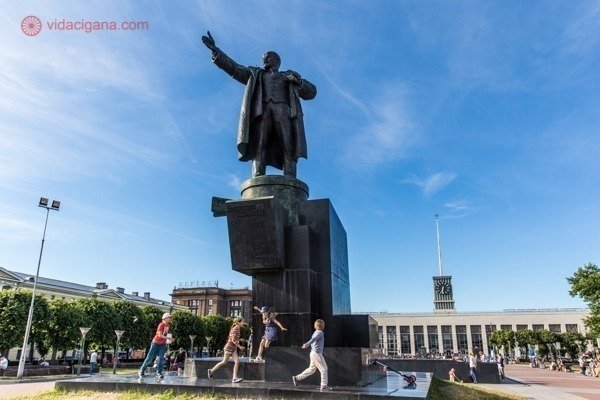 O que fazer em São Petersburgo: A Praça Lênin, com a estátua de Lênin gesticulando em seu centro. Crianças brincam na estátua.