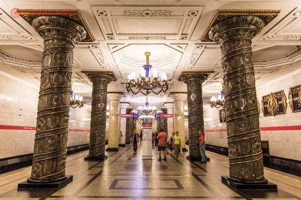 O que fazer em São Petersburgo: O interior de uma estação de metrô na cidade, muito luxuosa, com enormes pilares em espiral feitos de vidro, e lustres dourados.