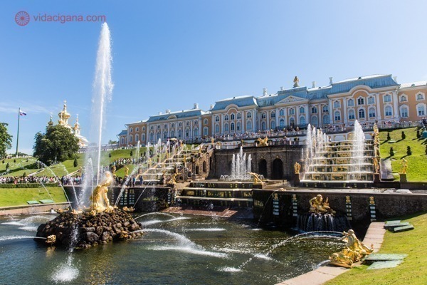 O que fazer em São Petersburgo: O magnífico Peterhof, Palácio feito por Pedro, o Grande nas margens do Mar da Finlândia. Chafarizes dourados ficam a sua frente.