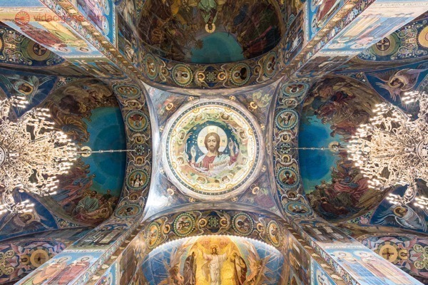 O que fazer em São Petersburgo: O interior da Catedral do Sangue Derramado, com suas paredes cobertas de mosaicos. Simplesmente lindíssima