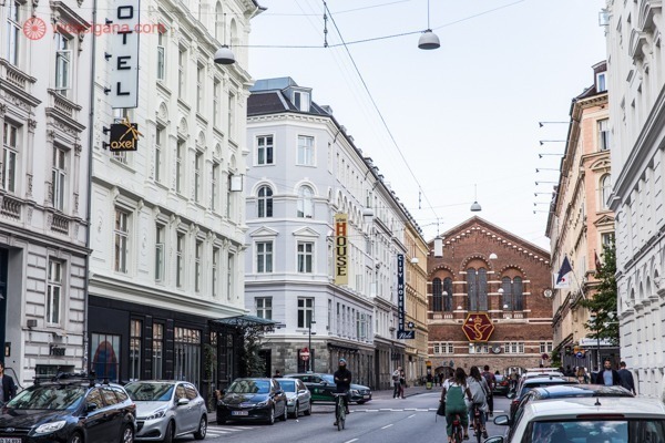 Onde ficar em Copenhague: O bairro de Kodbyen, com suas ruas com prédios baixos e de cores sóbrias, a Estação de trem ao fundo, em tons terrosos.