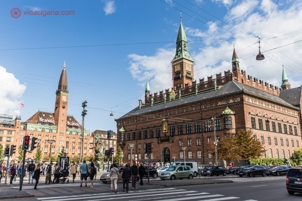 Onde ficar em Copenhague: Uma das praças mais famosas da cidade, com a prefeitura em tons terrosos, e outros prédios similares no entorno.