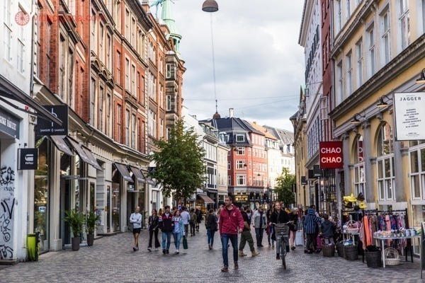 Onde ficar em Copenhague: O centro da cidade é onde tem maior movimento, com inúmeras lojas famosas, museus, as maiores atrações turísticas e onde os visitantes costumam se hospedar. Ruas estreitas, com casinhas coloridas, e muitas pessoas em suas ruas abertas para pedestres.