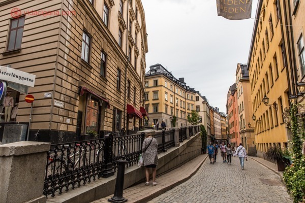 Onde ficar em Estocolmo: As ruas de Gamla Stan, com prédios em tons terrosos.