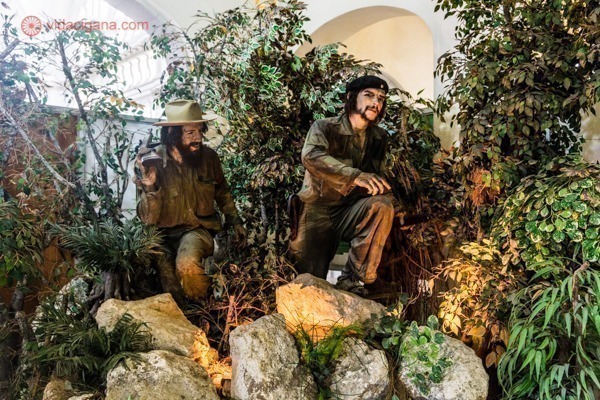 Principais pontos turísticos de Cuba: Dois bonecos de cera em tamanho real de Che Guevara e Camilo Cienfuegos, no Museu da Revolução, em Havana