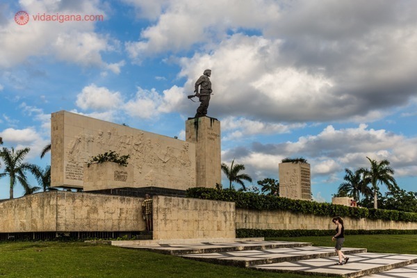 Principais pontos turísticos de Cuba: O mausoléu de Che Guevara, com a estátua de Che Guevara em seu topo.