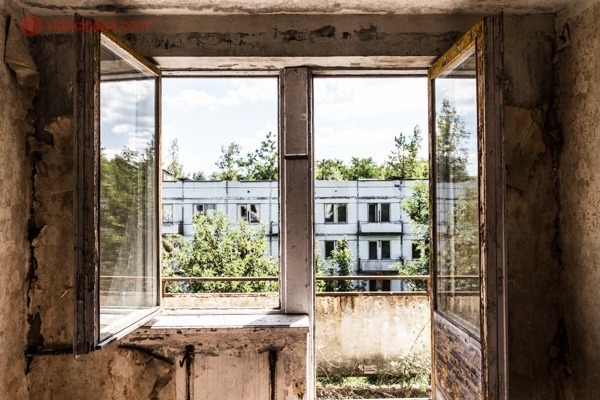 Como visitar Chernobyl: A vista externa de dentro de um dos apartamentos em Chernobyl.