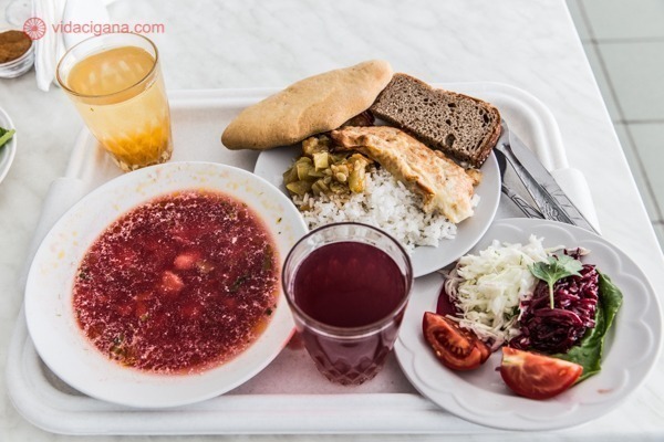 Como visitar Chernobyl: O almoço na Usina de Chernobyl, com três tipos de pratos diferentes, sopa, peixe com arroz e salada. Dois tipos de suco