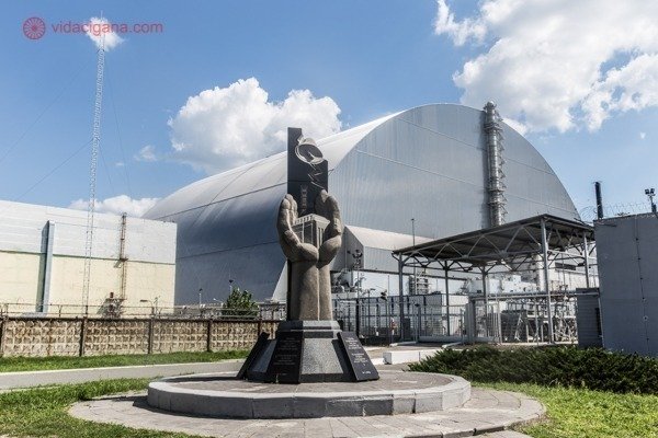 Como visitar Chernobyl: O Sarcófago onde está selado o reator 4, com um monumento em sua frente