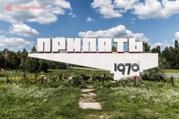 Como visitar Chernobyl: A placa de entrada de Pripyat, escrito em cirílico, com a data de fundação:1970