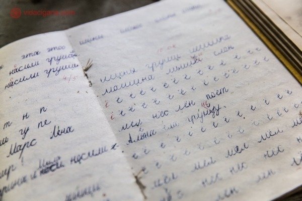 Como visitar Chernobyl: Um caderno de caligrafia achado na esola