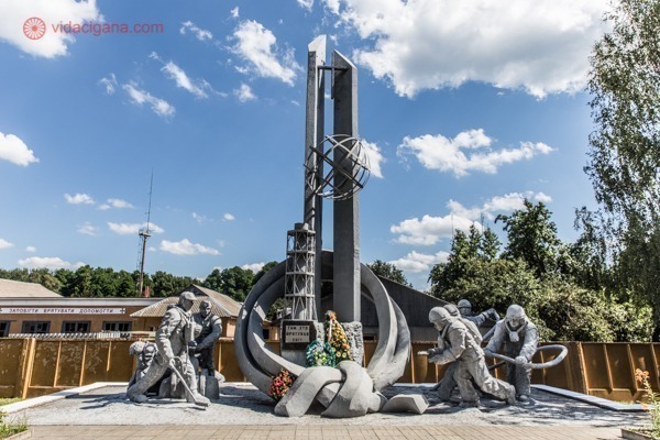 Como visitar Chernobyl: O Monumento Daqueles que Salvaram o Mundo, com estátuas dos 6 bombeiros que extinguiram o fogo inicial do reator 4 de Chernobyl.