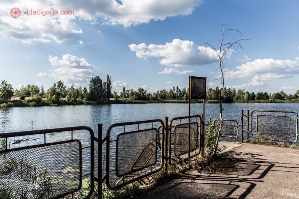 Como visitar Chernobyl: O antigo porto no Rio Pripyat, com o rio ao fundo
