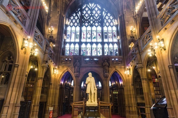 o impressionante salão de leituras em estilo gótico da biblioteca john rylands