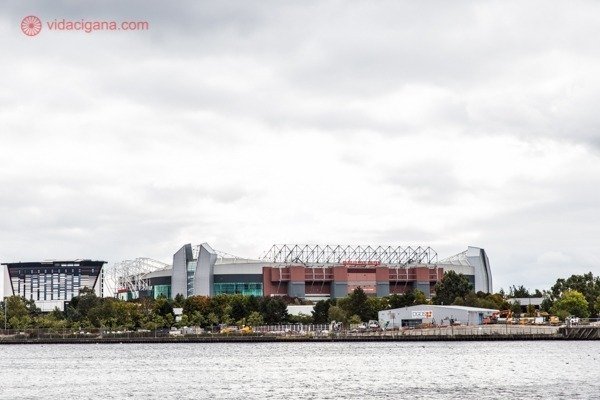 Estádio de Old Trafford, do Manchester United, visto ao fundo da imagem