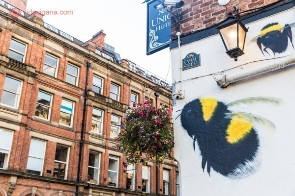 A abelha operária de Manchester representada em painel de stree art pelas ruas da cidade