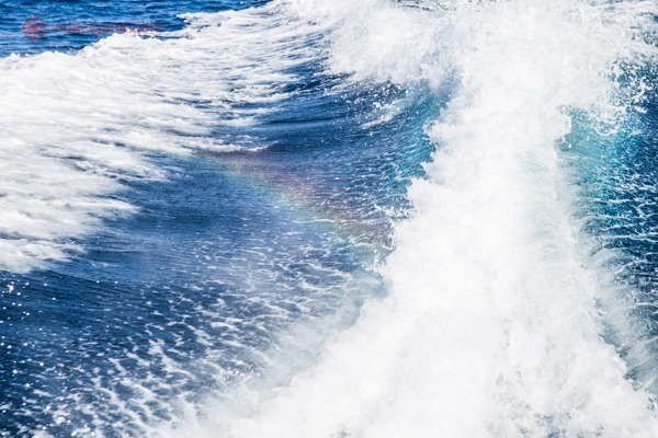 Passeio de barco em Hvar: o mar adriático visto da lancha, com um arco íris se formando entre as ondas