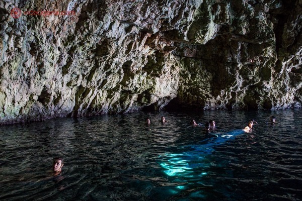 Passeio de barco em Hvar: o interior da caverna verde, com um feixe de luz no meio da água