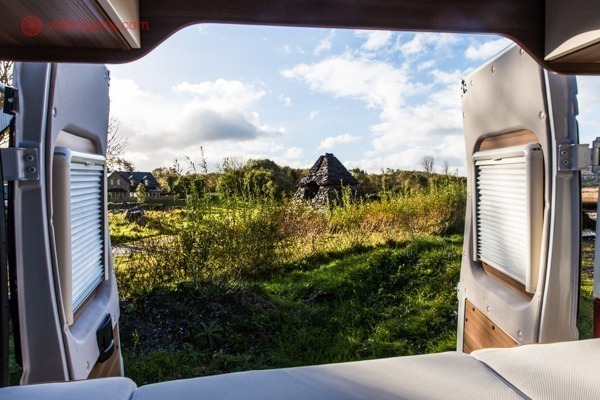 Motorhome Irlanda: O interior do motorhome com uma paisagem irlandesa no fundo