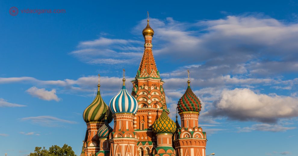 O que fazer em Moscou: a Catedral de São Basílio com suas paredes coloridas e o céu azul com nuvens atrás.