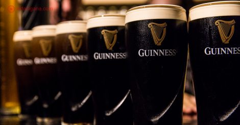 Onde ficar em Dublin: uma fila de copos cheios de cerveja Guinness