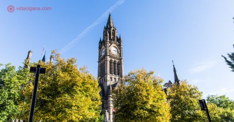 Onde ficar em Manchester: o centro da cidade em um dia ensolarado, com a torre do relógio cercada de árvores