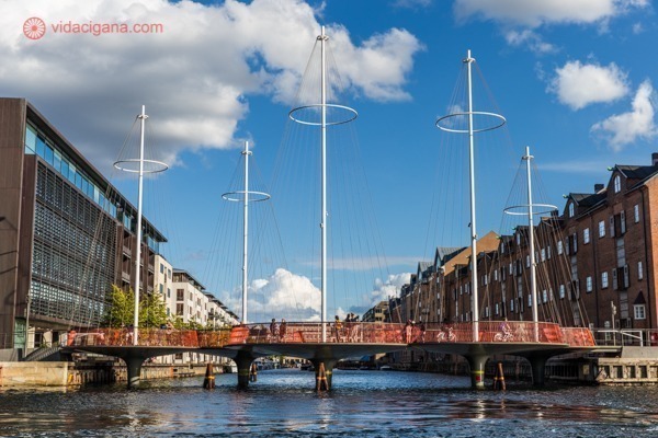O que fazer em Copenhague: uma das pontes de Copenhague vistas dos canais