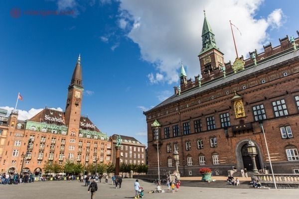 O que fazer em Copenhague: A Praça Principal da cidade, com seus prédios antigos em cor de terracota