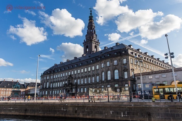 O que fazer em Copenhague: O Palácio de Christiansborg visto dos canais