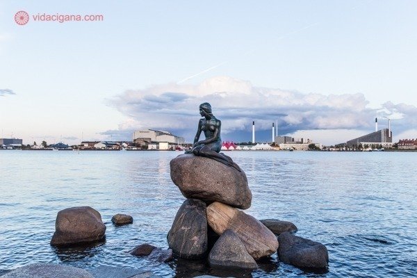 O que fazer em Copenhague: A estátua da Pequena Sereira em cima de uma rocha no mar