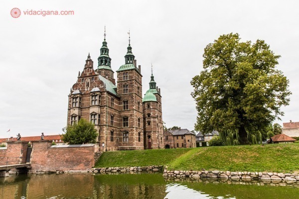 O que fazer em Copenhague: O Castelo de Rosenborg na beira de um lago