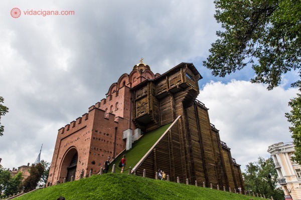 O que fazer em Kiev: Os Portões Dourados de Kiev, uma mistura de prédio de pedra e madeira