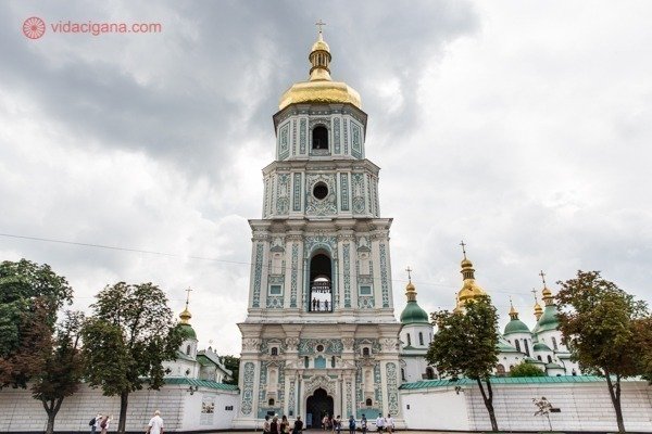O que fazer em Kiev: A Catedral de Santa Sofia de Kiev, com sua torre na entrada em tons pasteis, com uma cúpula dourada