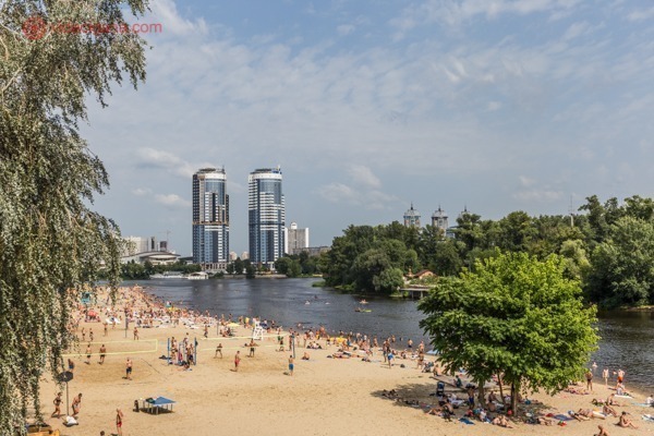 O que fazer em Kiev: Uma das praias em Hidropark, com o centro de Kiev ao fundo