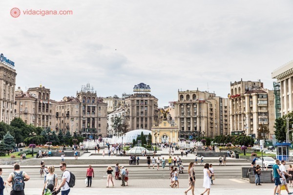 O que fazer em Kiev: A Praça da Independência, com seus prédios soviéticos em meia lua