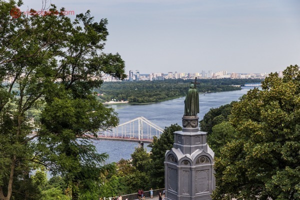 O que fazer em Kiev: O Monumento de São Vladimir de costas, com o Rio Dniepre ao fundo, cercado de árvores