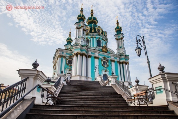 O que fazer em Kiev: A Igreja de Santo André, no alto de sua escadaria, com paredes em tons de azul piscina em estilo italiano