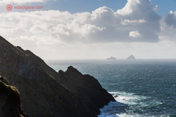 Roteiro Irlanda: Os Kerry Cliffs com o Skellig Michael no fundo