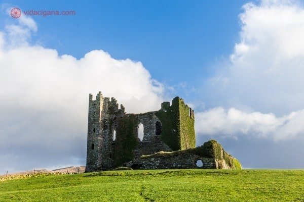 Roteiro Irlanda: Castelo de Ballycarbery, com hera subindo por todo o seu exterior