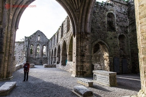 Roteiro Irlanda: O interior das ruínas de Jerpoint Abbey, uma das várias ruínas de abadias na Irlanda